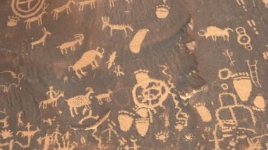 Utah 'taki gazete taşının üzerine eski Amerikan yerlilerinin resimlerini eğ.