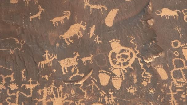 Zoom v záběru na kresbu lidské postavy na koni lov ovcí v novinách rock v kaňonu národního parku — Stock video