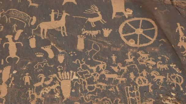 Tilt up shot of american indian art on newspaper rock, utah — Stock Video