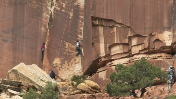 MOAB, ABD - 27 Mart 2017: Uta 'daki kanyonlarda kaya tırmanışı yapan iki kadının geniş görünümü — Stok video