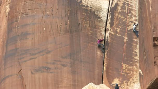 MOAB, USA-27 MARZO 2017: una donna arrampicata su roccia nei canyonland, utah — Video Stock