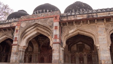 Yeni Delhi, Hindistan 'daki Lodhi Bahçeleri' nde Bara Gumbad kemerleri.