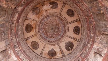 Delhi 'deki Lodi Bahçeleri' nde Barbara Gumbad 'ın iç tavan.