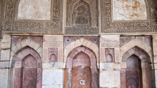 Intérieur de bara gumbad mosquée dans les jardins lodi à delhi — Photo