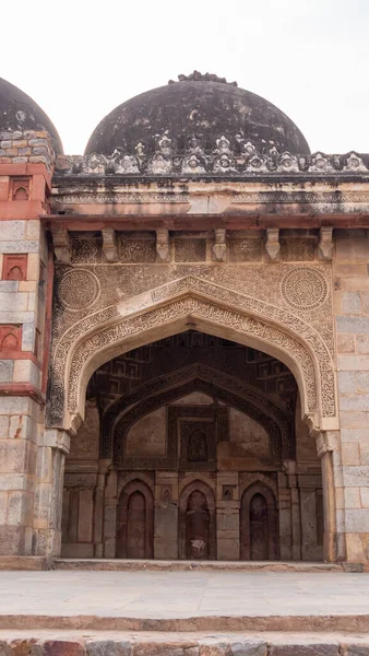 Um arco de mesquita bara gumbad em jardins lodhi em Nova Deli — Fotografia de Stock