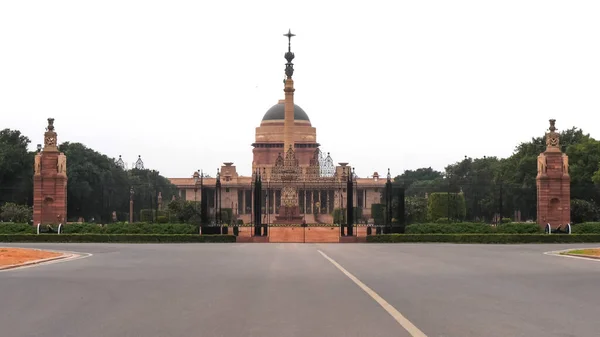 New Delhi 'deki başkanlık binasının giriş kapısının görüntüsü. — Stok fotoğraf