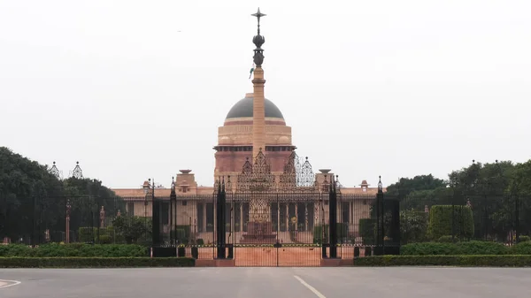 Close-up van presidenten huis ingang poort in nieuwe delhi — Stockfoto