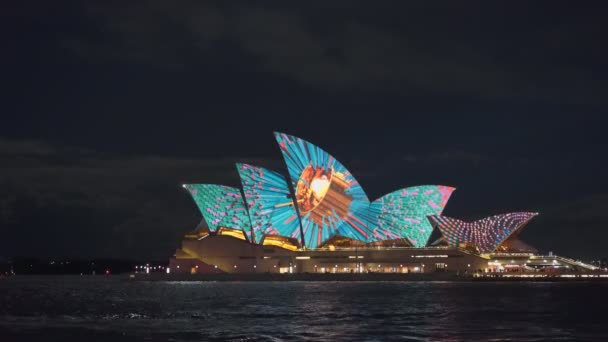 SYDNEY, AUSTRALYA - 5 HAZİRAN, 2017: Sydney opera binasında renkli desen — Stok video