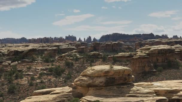 Zoom avant sur les aiguilles formation de roche à canyonlands, utah — Video