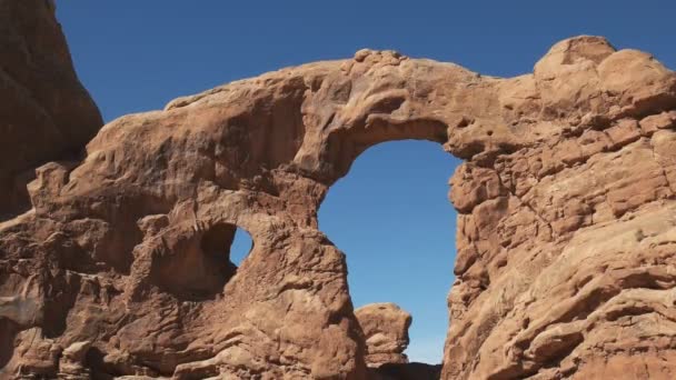 Låg vinkel skott av tornet båge in utah — Stockvideo