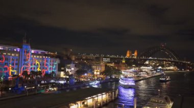Sydney 'deki 2017 canlı ışık festivali sırasında dairesel rıhtımın gece görüntüsü.