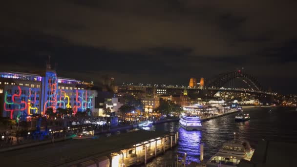 Una vista nocturna de gran angular del muelle circular durante el festival vívido — Vídeos de Stock