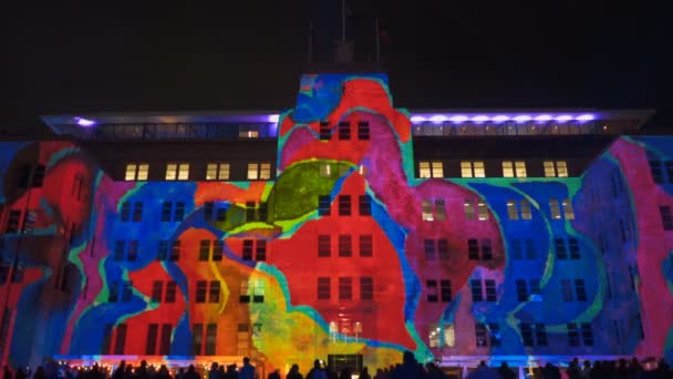 SYDNEY, OOSTENRIJK - JUNI, 5, 2017: front of the museum of contemporary art lit up for vivid 2017 — Stockvideo