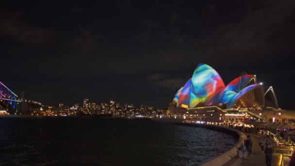 SYDNEY, AUSTRALIA - 5 giugno 2017: Sydney Opera House durante il vivido 2017 — Video Stock