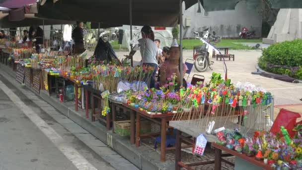 HANOI, VIETNAM - JUNHO 26, 2017: mulheres vietnamitas que vendem flores artificais em um mercado em hanoi — Vídeo de Stock