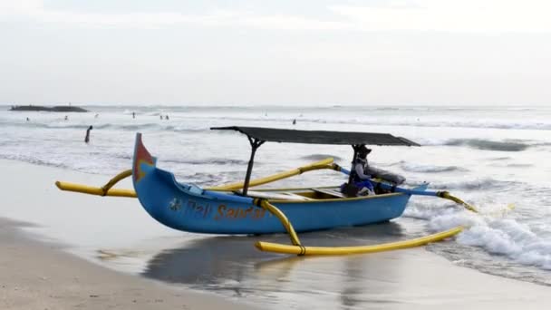KUTA, INDONESIA - 15 de junio de 2017: primer plano de un barco pesquero en la playa de Kuta, bali — Vídeo de stock