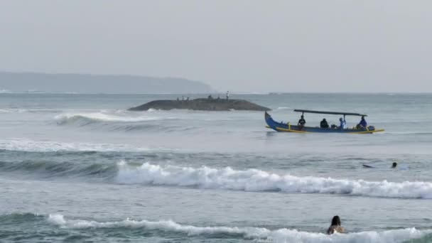 Kuta Beach, Bali 'de bir balıkçı teknesi. — Stok video