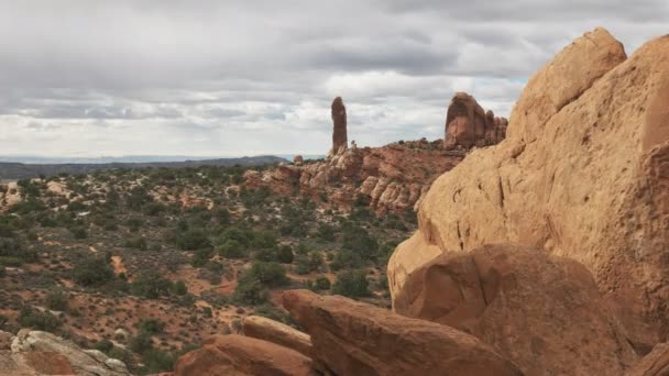 Brede zoom in shot van donkere engel op bogen np, utah — Stockvideo