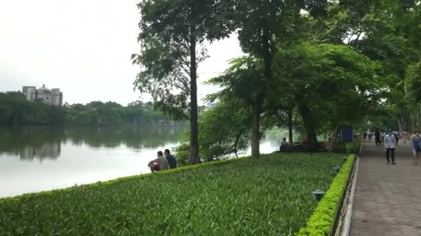 3 axel gimbal skott promenader bredvid hoan kiem sjö i hanoi — Stockvideo