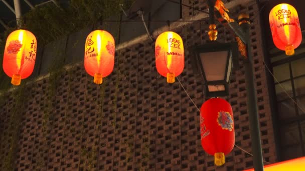 Нічний знімок барвистих ліхтарів у Чайнатауні на Куалі — стокове відео