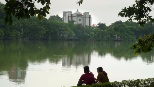 Hanoi Vietnam Června 2017 Mladý Pár Sedí Jezera Hoan Kiem — Stock video