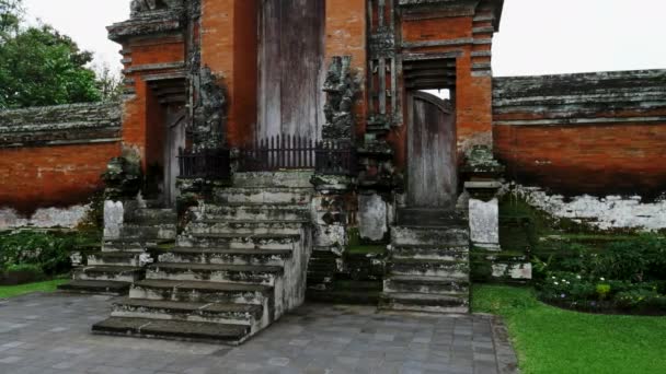 MENGWI, INDONESIA - JUNI, 16, 2017: luta upp klipp av kori agung gate vid taman ayun templet på bali — Stockvideo