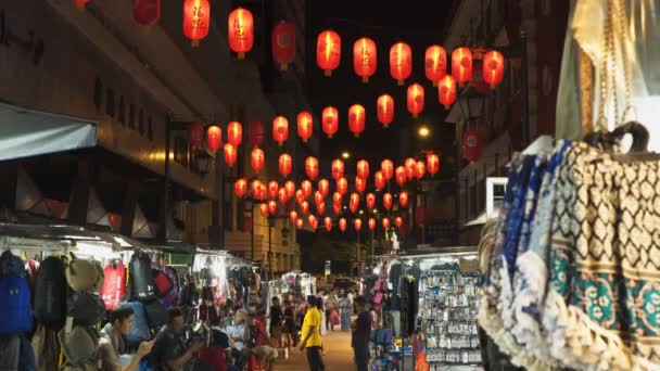 KUALA LUMPUR, MALAYSIA - JUNI 14, 2017: nattfotografering av en gatumarknad i Chinatown i Kuala lumpur — Stockvideo