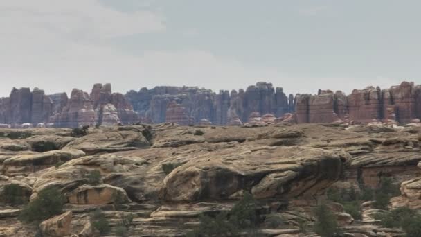 Une vue panoramique des formations rocheuses appelées les aiguilles dans le parc national des canyonlands à Utah — Video