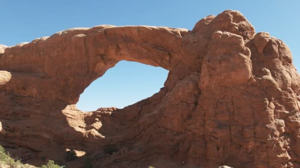 Arco da janela sul no parque nacional dos arcos, utah — Vídeo de Stock