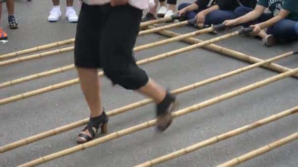 Primo piano dei piedi di una donna che esegue la danza tinikling in hanoi — Video Stock