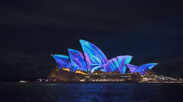 СИДНЕЙ, АВСТРАЛИЯ - 5 июня 2017 года: Синие щупальца проецируются на Сиднейский оперный театр на яркий 2017 год — стоковое видео
