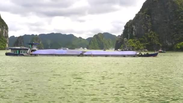 HALONG BAY, VIETNAM - 27 ΙΟΥΝΙΟΥ 2017: φορτηγό πλοίο στο Halong Bay, Βιετνάμ — Αρχείο Βίντεο