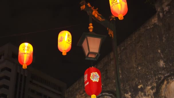Nächtliche Nahaufnahme von Laternen in Kuala Lumpurs Chinatown — Stockvideo