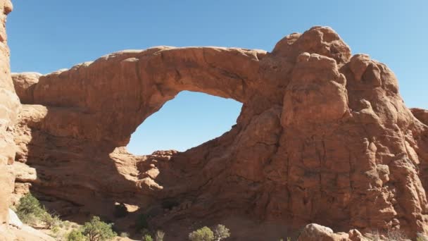 Matin panoramique plan de fenêtre sud arc dans utah — Video