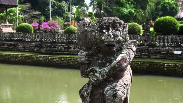 Zblízka socha a příkop v chrámu pura taman ayun na Bali — Stock video