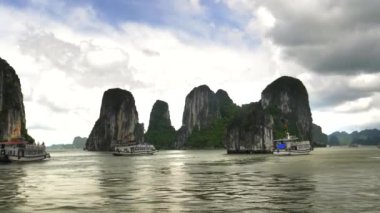 Halong Körfezi, Vietnam 'da üç tur teknesi yelken açıyor.