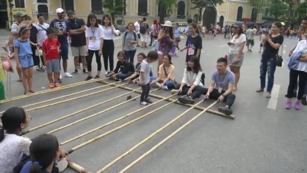 HANOI, VIETNAM - 26. června 2017: Široký záběr dětí, které se zúčastní plechového tance v Hanoji — Stock video