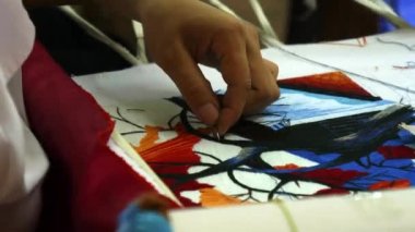 HOANG TAN, VİETNAM - 27 HAZİRAN 2017: Hong Ngoc el sanatları merkezinde çapraz dikişle oluşturulan ağaçların kapatılması