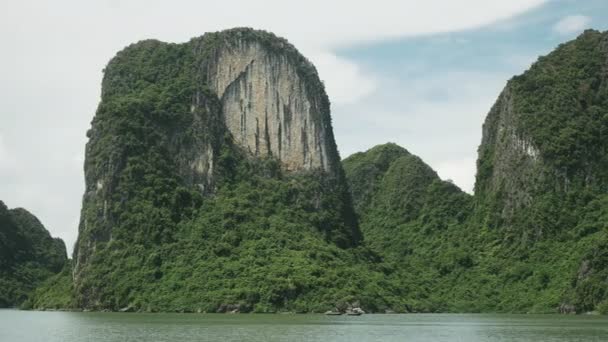 Zblízka obdélníkového vrcholu v Halong Bay — Stock video