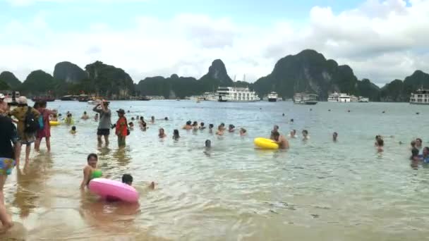 BAIE DE HALONG, VIETNAM - 27 JUIN 2017 : baigneurs profitant de la plage et de l'eau à ti île supérieure dans la baie de Halong — Video