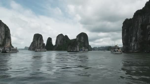 Ranní záběr turné loďstva plachtění v Halong Bay — Stock video