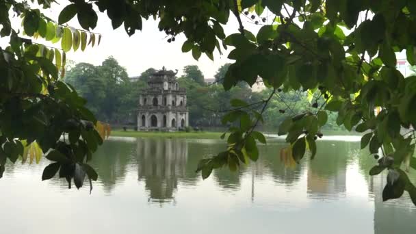 Hanoi 'deki ağaçlar tarafından çerçevelenmiş Hoan Kiem Gölü ve Kaplumbağa Kulesi' ni kapatın. — Stok video