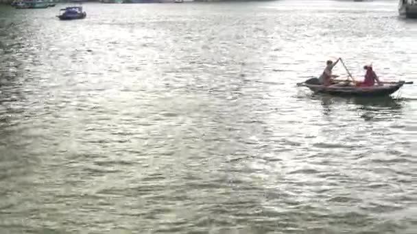 HALONG BAY, VIETNAM - JUNHO 27, 2017: crianças tentam vender frutas a um barco de passeio na baía de Halong — Vídeo de Stock