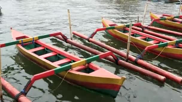 Nära av båtar på ulun danu beratan tempel bredvid sjön beratan på bali — Stockvideo