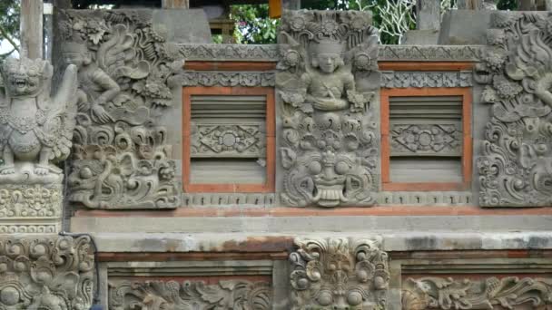 Starověké řezby v taman ayun chrámu na Bali — Stock video
