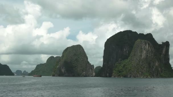 Tiro largo de un barco de carga en la bahía ha long — Vídeo de stock