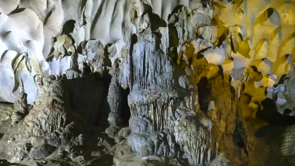 Interiör av sjungen sot grotta vid halong bay — Stockvideo