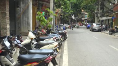 HANOI, VİETNAM - 28 Haziran 2017: Hanoi 'nin eski çeyreğinde park halindeki scooterların sabah çekimi