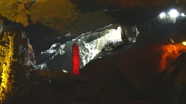 Une grande stalagmite à l'entrée de la grotte de sot chantée dans la baie de Halong — Video