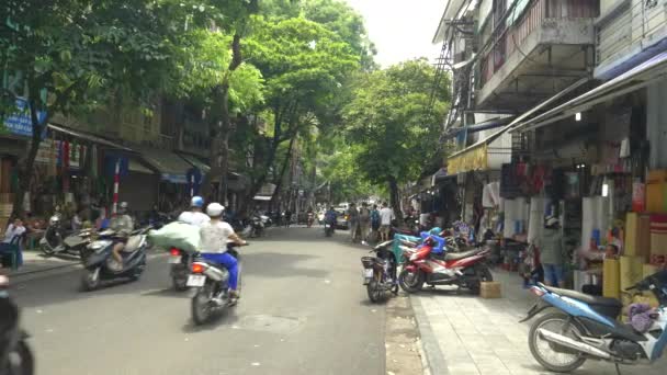 En panorering skott av trafik på en gata i den gamla stadsdelen Hanoi — Stockvideo